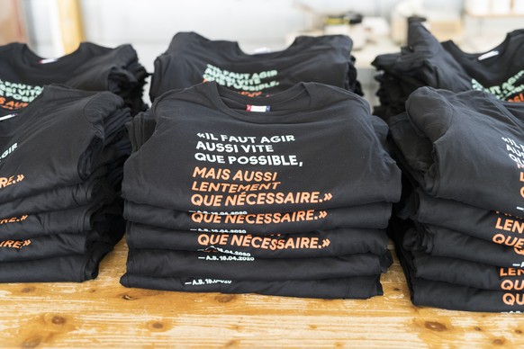 T-Shirt mit der Aufschrift ÒIl faut agir aussi vite que possible, mais aussi lentement que necessaireÓ, sind fertig bedruckt in der Siebdruckerei Go Print, am Mittwoch, 22. April 2020 in Sevaz FR. Der ...