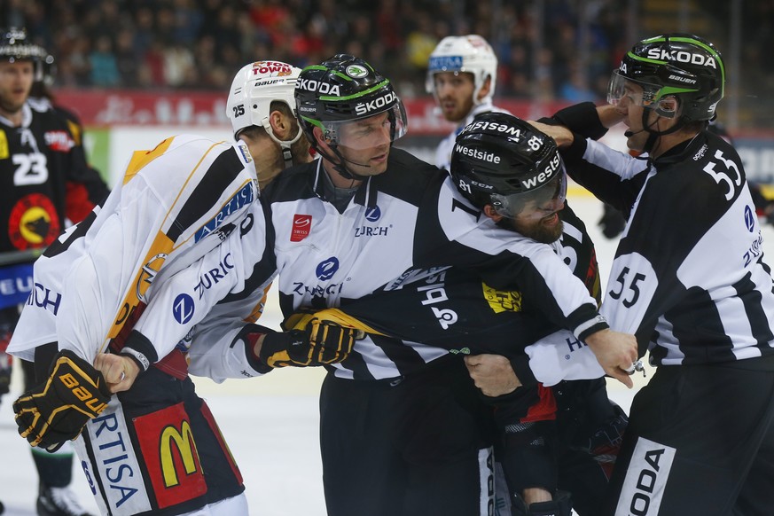 Luganos Maxim Lapierre, links, pruegelt sich mit Berns Thomas Ruefenacht, im dritten Eishockey Playoff Halbfinalspiel der National League A zwischen dem SC Bern und dem HC Lugano, am Samstag, 25. Maer ...