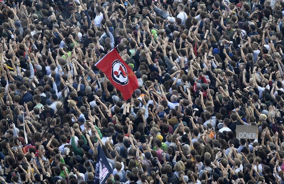 epa06995093 Concert-goers enjoy a concert in Chemnitz, Germany, 03 September 2018. German music groups give a free concert to support the civil society in Chemnitz. After two refugees from Syria and I ...