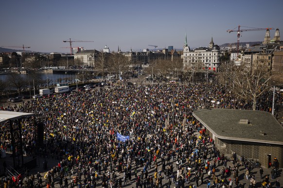 epa09803321 People attend a rally against the Russian invasion of Ukraine, in Zurich, Switzerland, 05 March 2022. EPA/MICHAEL BUHOLZER