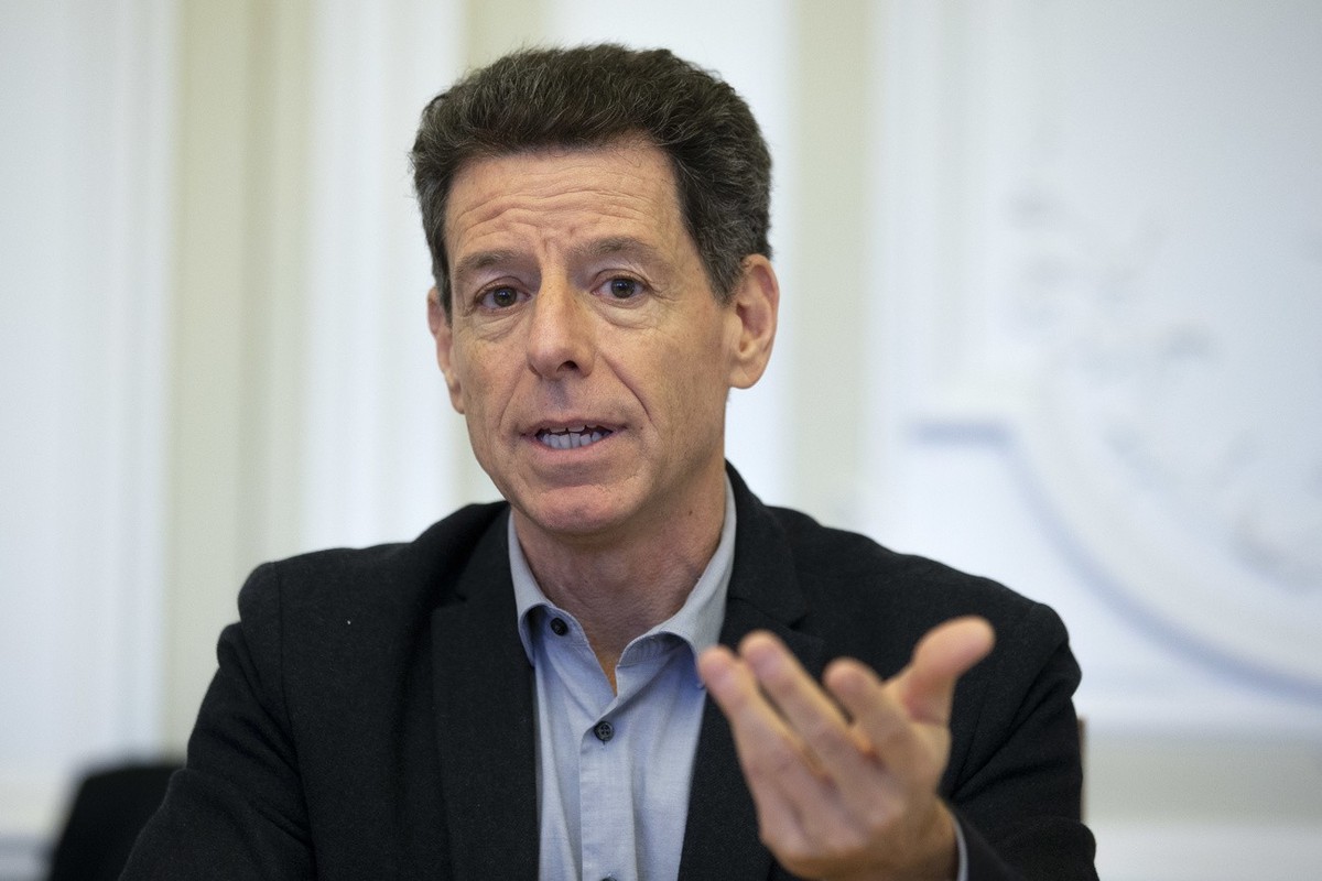 L'auteur de l'etude le professeur Pascal Sciarini du Departement de science politique et relations internationales de l'Universite de Geneve presente son etude sur les demissions dans l ...