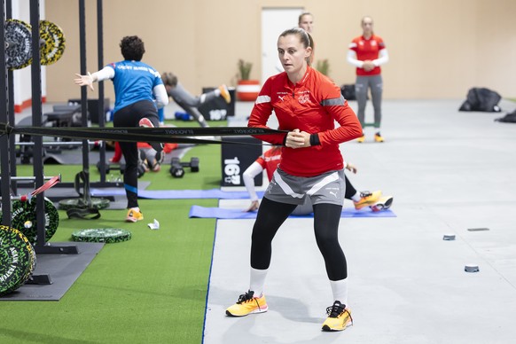 Switzerland's Noelle Maritz attends an activation session before a training session on the training ground Tahuna Park in Dunedin, New Zealand on Tuesday July 18, 2023. (KEYSTONE/Michael Buholzer ...