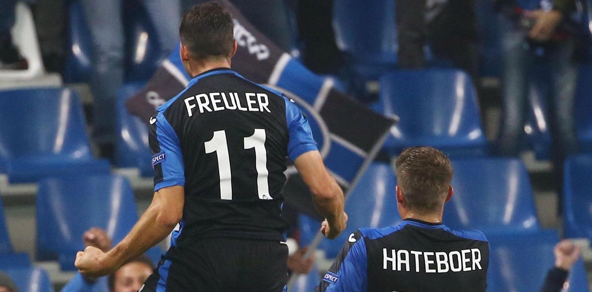 epa06277276 Atalanta's Remo Freuler (L) celebrates with teammate Hans Hateboer scoring during the UEFA Europa League Group E soccer match between Atalanta BC and Apollon Limassol FC in Reggio Emi ...