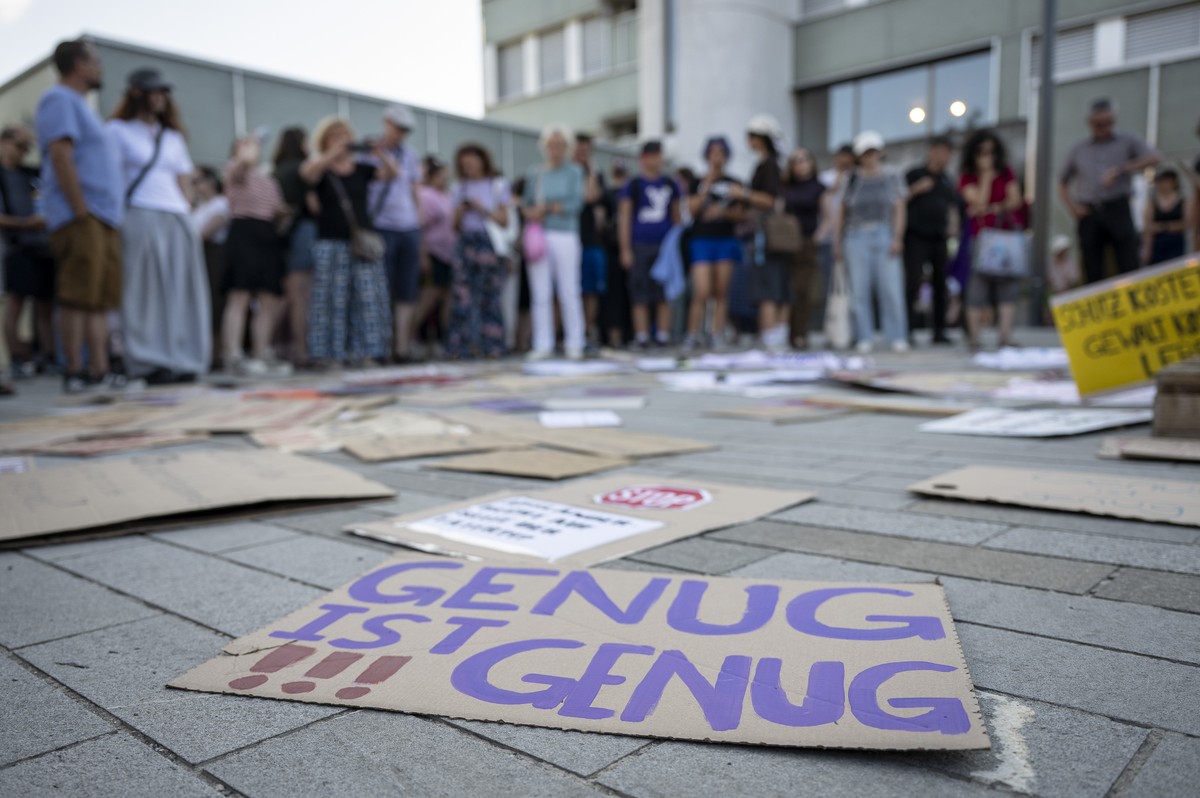Teilnehmende bei einer Mahnwache gegen sexualisierte Gewalt betrachten die Plakate bei der Buehne, am Montag, 27. Juli 2026 in Untersiggenthal. (KEYSTONE/Andreas Becker)
