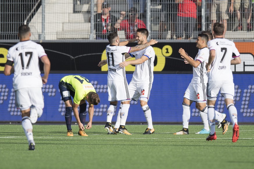 Basler Renato Steffen, links, und Basler Ricky van Wolfswinkel, rechts, jubeln nach dem ersten Tor (1-0) im Fussball Meisterschaftsspiel der Super League zwischen dem FC Thun und dem FC Basel, am Sams ...