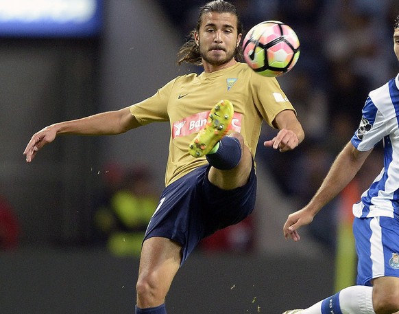 epa05503029 FC Porto&#039;s player Felipe Monteiro (R) vies for the ball with Estoril-Praia&#039;s Mattheus Oliveira (L) during their Portuguese First League soccer match held at Dragao stadium in Por ...