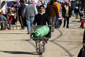 Syrischer Flüchtlingsjunge transportiert eine Gasflasche in einem Flüchtlingscamp in Jordanien.&nbsp;