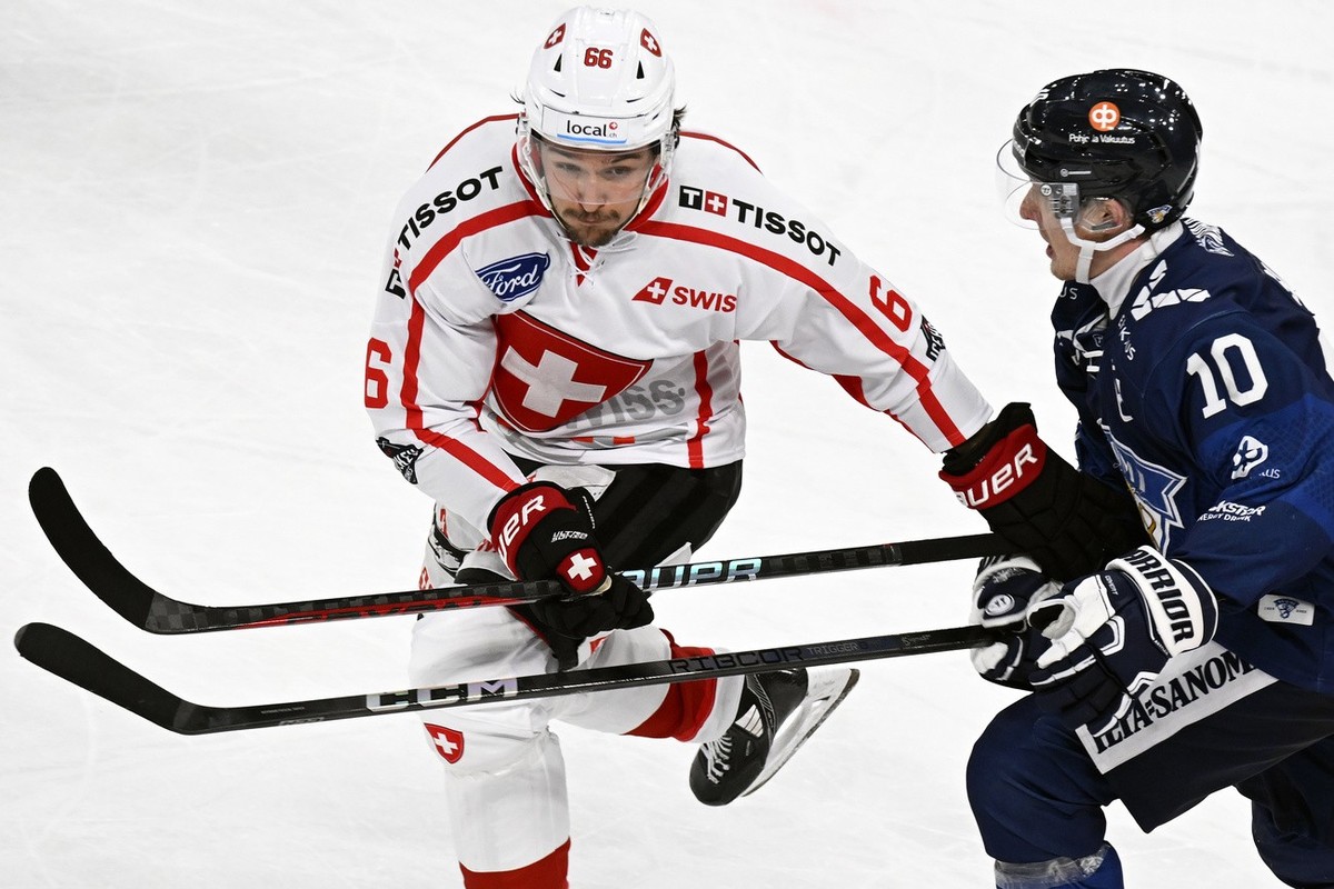 Swiss David Aebischer, left, and Finlands Eemeli Suomi, right, in action during the Euro Hockey Tour - Swiss Ice Hockey Games .between Switzerland and Finland on Sunday, 17. December 2023, in Zuerich. ...