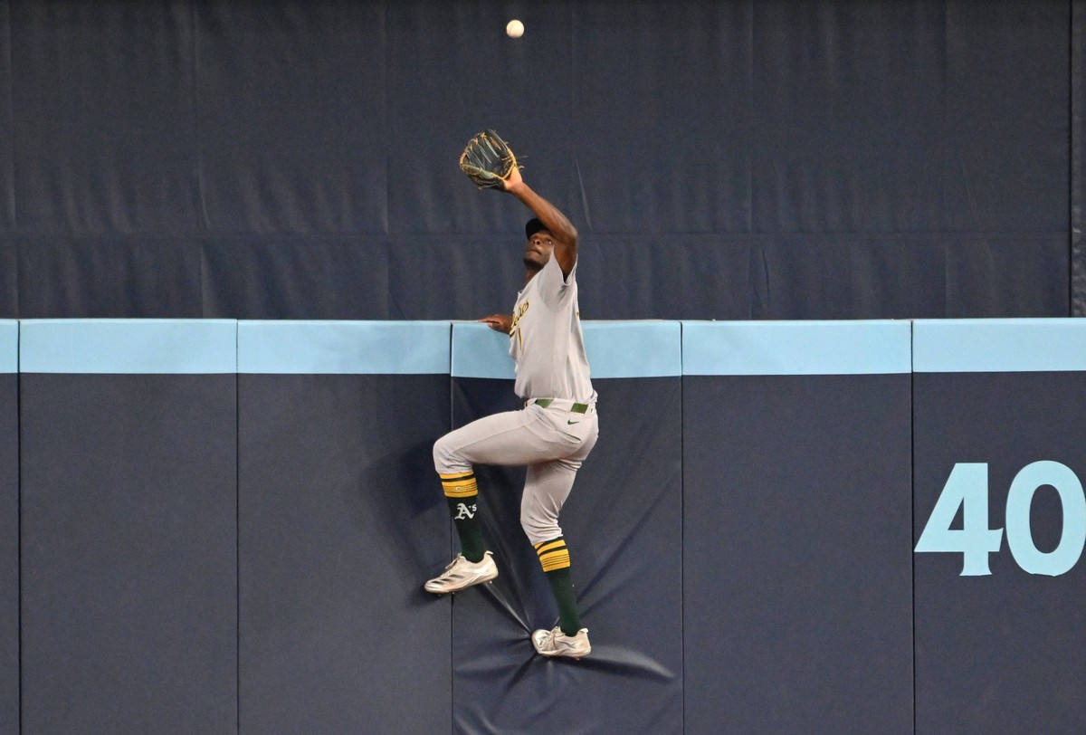 MLB, Baseball Herren, USA Athletics at Toronto Blue Jays May 30, 2025 Toronto, Ontario, CAN Athletics center fielder Denzel Clarke 1 climbs the outfield wall to catch a fly ball hit by Toronto Blue Ja ...