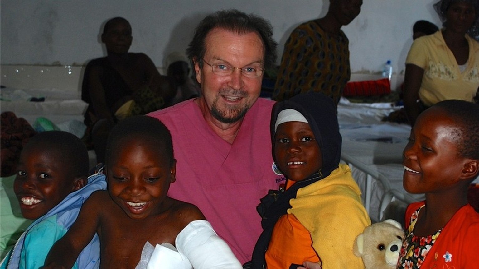 Der plastische Chirurg Robert Oellinger in Tosamaganga, Tansania
