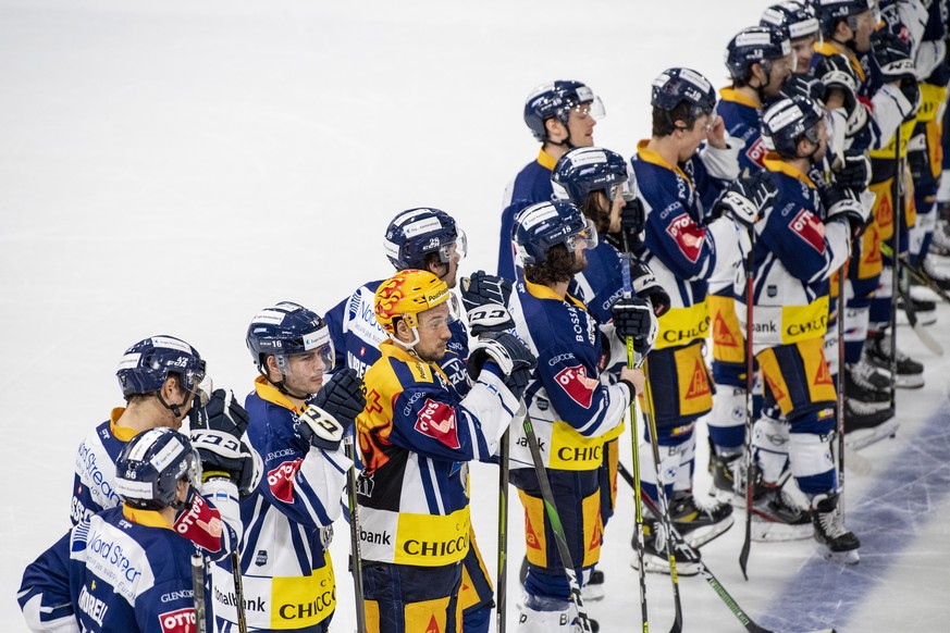 Die Zuger nach der Niederlage nach dem Penaltyschiessen beim Eishockey Meisterschaftsspiel in der Qualifikation der National League zwischen dem EV Zug und dem HC Davos vom Dienstag, 5. Januar 2021 in ...