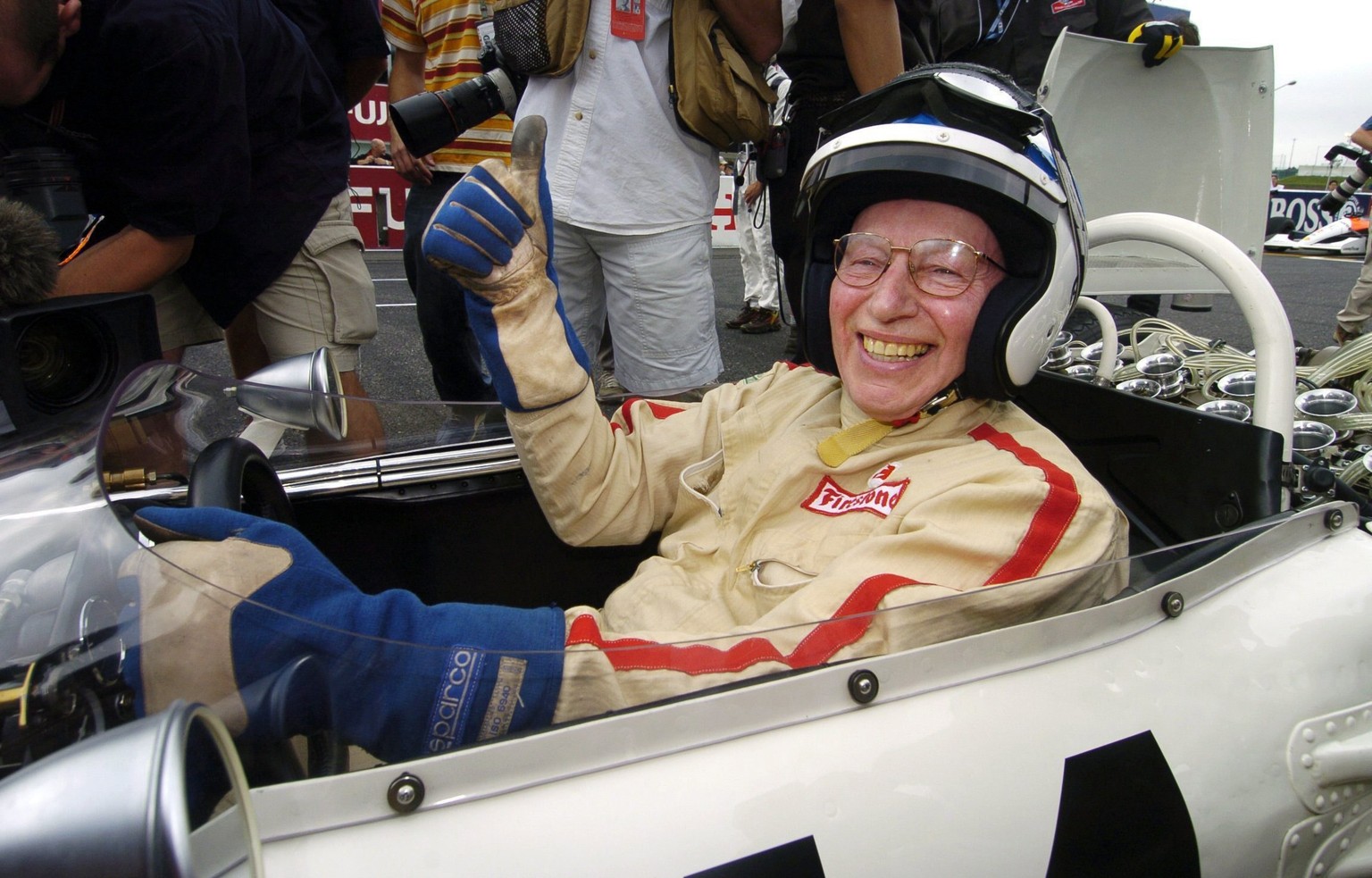 epa05841018 (FILE) - Former Formula One world champion John Surtees of Britain gives the thumbs up from the cockpit of his 1965 Honda at the Suzuka race track, Suzuka, Japan, 10 October 2004. Surtess  ...