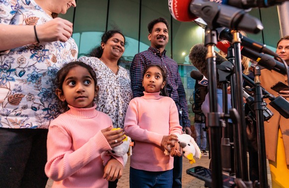 epa10001222 Priya (2-L back), and Nade Nadesalingam (3-R back), and their daughters Kopika and Tharnicaa, the Tamil asylum seeker family, also known as the Murugappans and Biloela family, in front of  ...