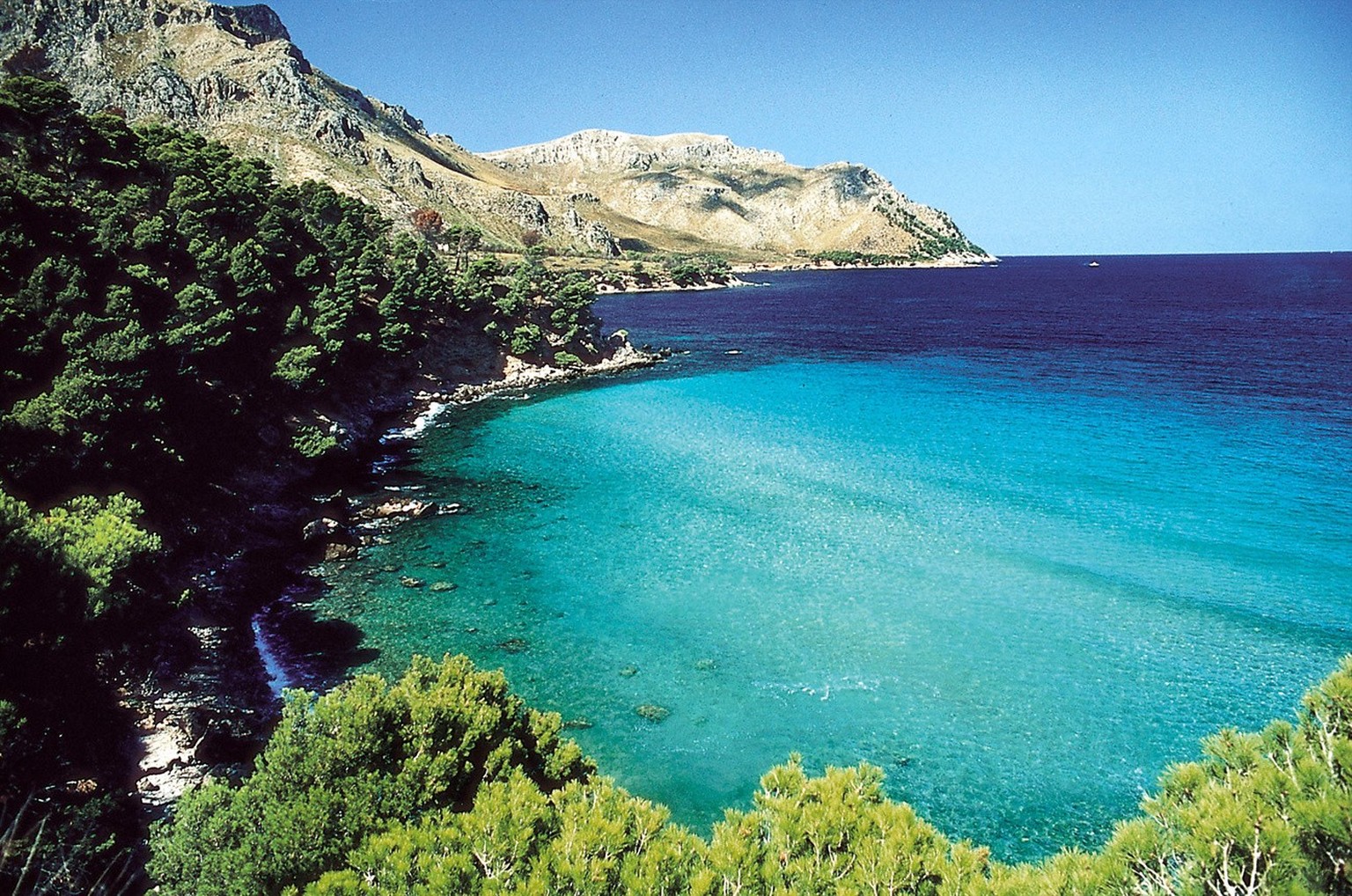 Eine Bucht in der Naehe von Alcudia auf der Insel Mallorca, Spanien, zeigt ein vom Tourismusbuero Turespana herausgegebenes, undatiertes Foto. Wer jenseits vom Ballermann die groessten Balearen-Insel  ...