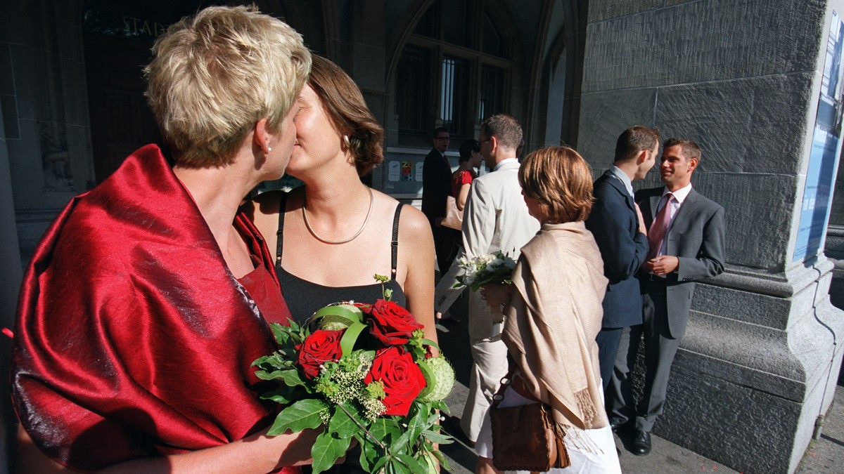 ARCHIV - Gleichgeschlechtliche Paare vor dem Standesamt der Stadt Zuerich, aufgenommen am 27. Juli 2002. Die gestellte Szene bezieht sich auf das Komitee "Ja zum Partnerschaftsgesetz", welch ...