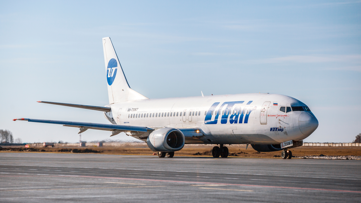 Un Boeing 737-400 avec l'immatriculation RA-73067 des compagnies aériennes UTair sur la piste, à l'aéroport international de Roschino (Tyumen, Russie).