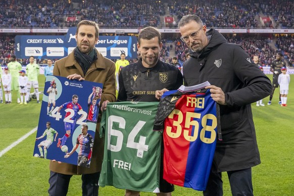 Basels Fabian Frei, Mitte, wird von Claudius Schaefer, CEO der Swiss Football League, links, und Marco Streller, rechts, als Rekordspieler der Liga geehrt vor dem Fussball Meisterschaftsspiel der Regu ...