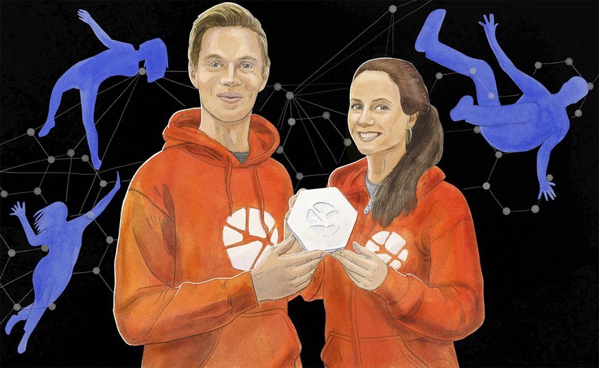 Die beiden Startup-Gründer Sandro Cilurzo und Eugenie Nicoud mit ihrem Produkt, dem intelligenten Sturzmelder.