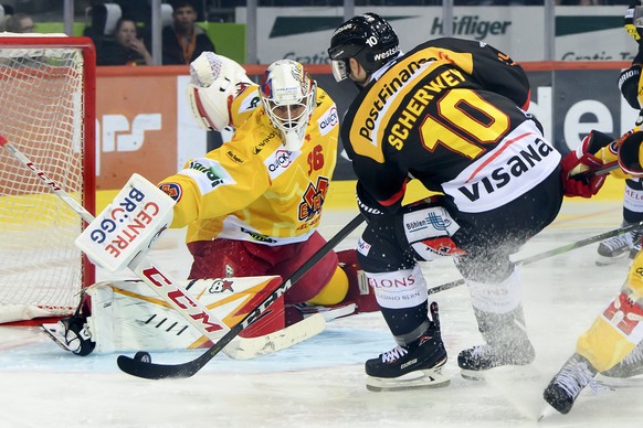 Berns Tristan Scherwey, rechts, schiesst ein Tor (2-0) gegen Biels Torhueter Joren Van Pottelberghe, links, beim Eishockey Meisterschaftsspiel der National League zwischen dem SC Bern und den EHC Biel ...