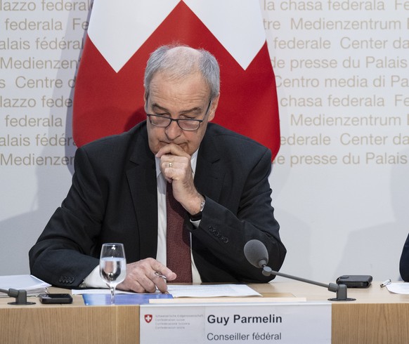 Bundespraesidentin Karin Keller-Sutter, rechts, und Bundesrat Guy Parmelin sprechen an einer Medienkonferenz ueber die Handelsbeziehungen mit den USA, am Donnerstag, 7. August 2025, in Bern. (KEYSTONE ...