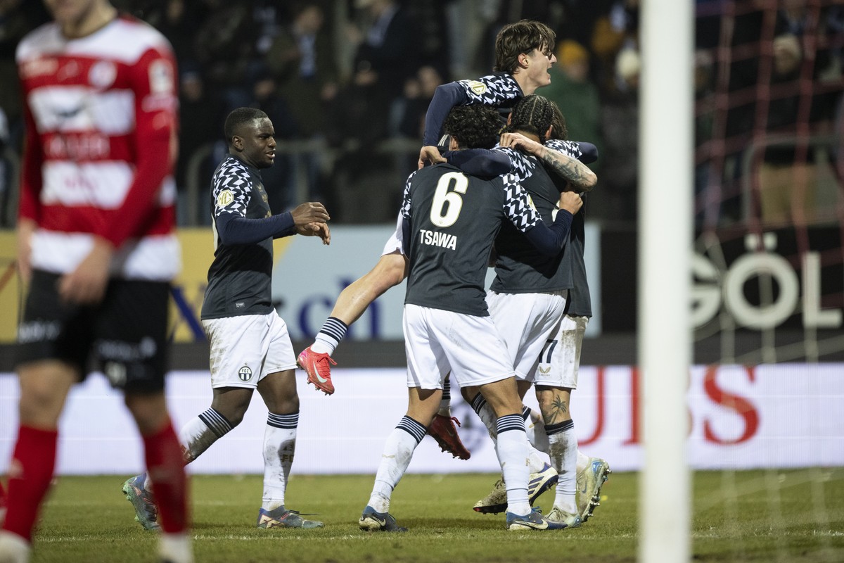 Die Zuercher jubeln nach dem 0:2 Tor im Fussball Meisterschaftsspiel der Super League zwischen Winterthur, FCW, und Zuerich, FCZ, im Stadion Schuetzenwiese, am Donnerstag, 6. Februar 2025 in Winterthu ...