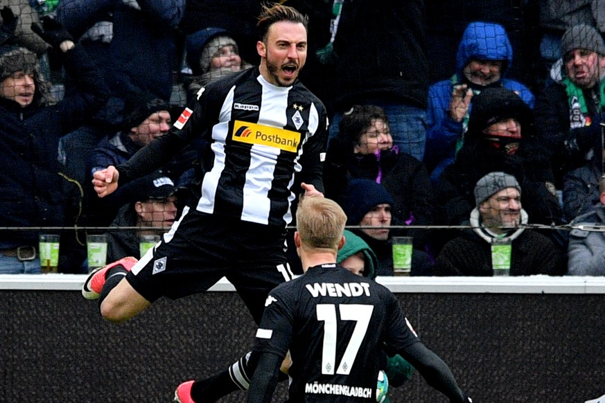 epa06610161 Moenchengladbach&#039;s Josip Drmic (L) celebrates after scoring the 1-1 equalizer during the German Bundesliga soccer match between Borussia Moenchengladbach and TSG 1899 Hoffenheim at Bo ...