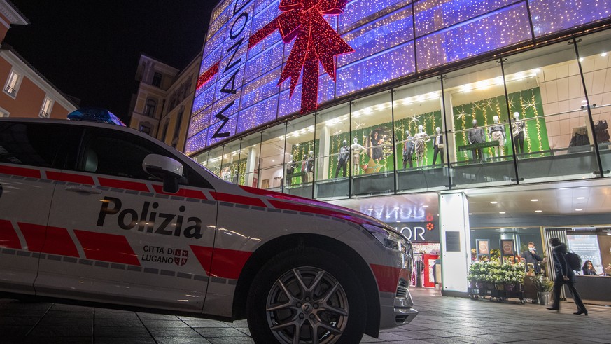 epa08839660 Police in front of the Manor department store in Piazza Dante in Lugano, Switzerland, 24 November 2020. In the afternoon shortly after 2 p.m. a stabbing occurred in the department store. A ...