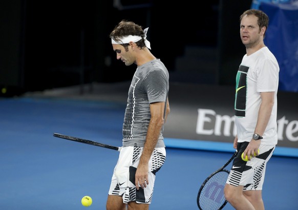 epa05714139 Roger Federer of Switzerland (L) with his coach Severin Luethi (R) during a practice session at Rod Laver Arena ahead of the Australian Open Tennis tournament in Melbourne, Australia, 13 J ...