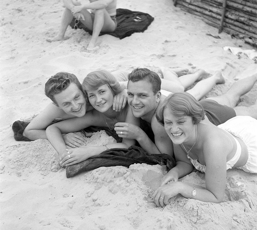 1950er Jahre am Strand Zwei Paare vergngen sich an einem Sommertag 1952 am Strand Ref BD11 12 1950s on the beach Two couples are enjoying themselves on the beach a summerday 1952 Ref BD1112 Copyright  ...