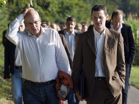 Bundespraesident Pascal Couchepin, links, unterhaelt sich am Dienstag, 2. September 2008, bei seinem traditionellen Medienspaziergang in Zimmerwald mit dem Genfer Stadtrat Pierre Maudet, rechts. Bunde ...