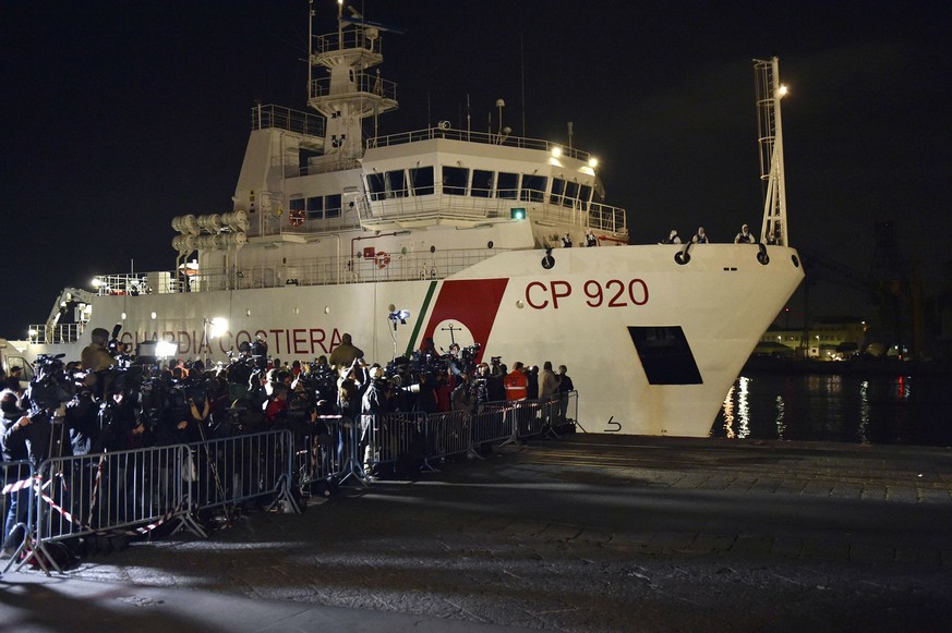 Das italienische Küstenwachschiff «Bruno Gregoretti» beherbergt derzeit noch etliche Migranten.