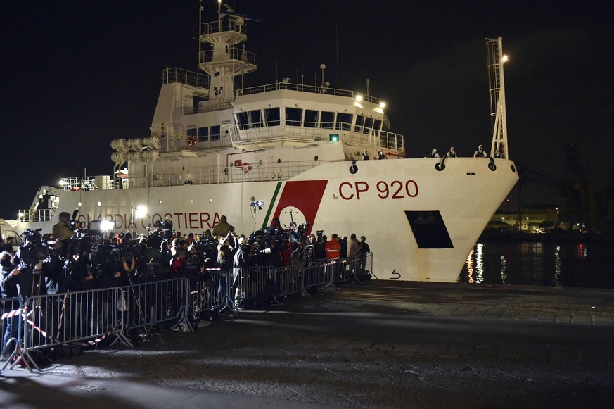 Italian Coast Guard ship Bruno Gregoretti, carrying survivors of the boat that overturned off the coasts of Libya Saturday, arrives at Catania Harbor, Italy, Monday, April 20, 2015. A smuggler&#039;s  ...