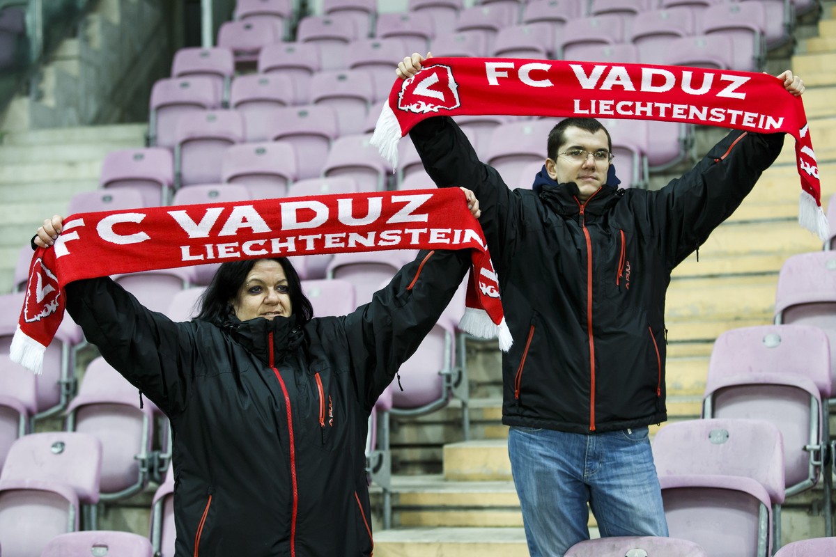Vaduz-Fans feiern die Aufsteiger.