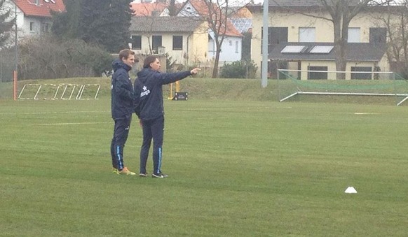 Schmidt gibt Instruktionen auf dem Trainingsplatz.&nbsp;