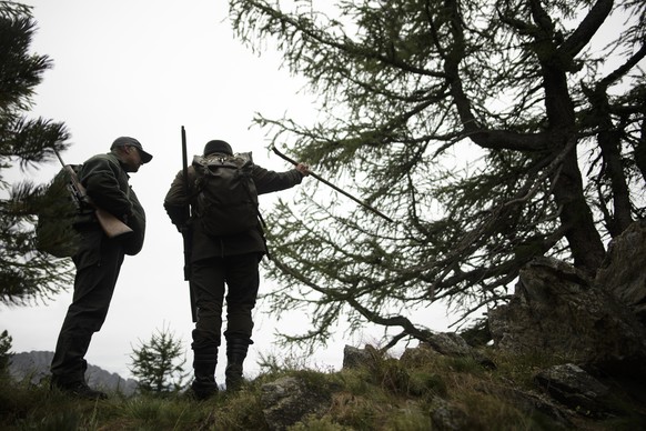 Andreas Engler, links, diskutiert mit einem anderen Jaeger am ersten Tag der Buendner Hochjagd, am Samstag, 1. September 2018, in Bondo. Die Jagd im Kanton Graubuenden ist mit Abstand die groesste in  ...
