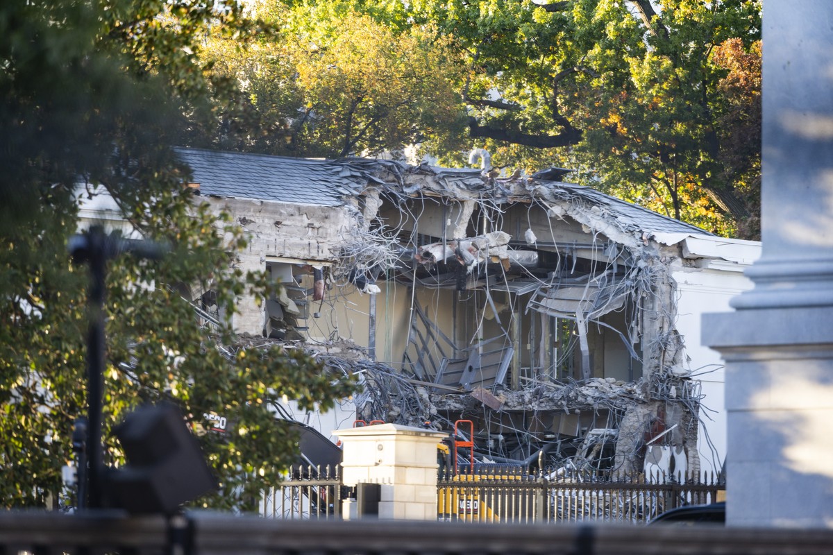 epa12468703 Constructions workers begin demolition of part of the East Wing of the White House for construction of President Trump's ballroom in Washington, DC, USA, 20 October 2025. The 27400-sq ...
