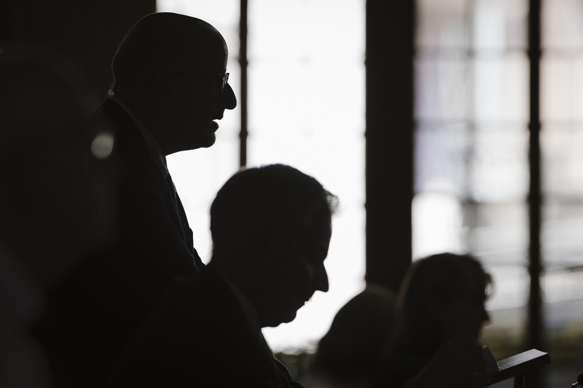 Le Syndic de la ville de Lausanne Gregoire Junod s'exprime aux cotes de Pierre-Antoine Hildbrand, conseiller municipal de Lausanne lors d'une conference de presse sur la prise de connaissanc ...