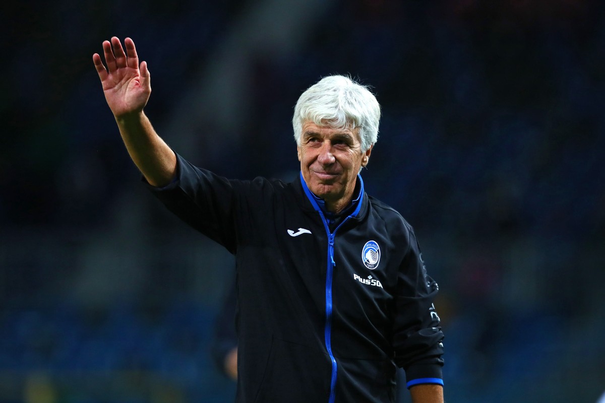epa09480446 Atalanta's coach Gian Piero Gasperini salutes fans after their win against Sassuolo in an Italian Serie A soccer match at the Gewiss Stadium in Bergamo, Italy, 21 September 2021. EPA/ ...