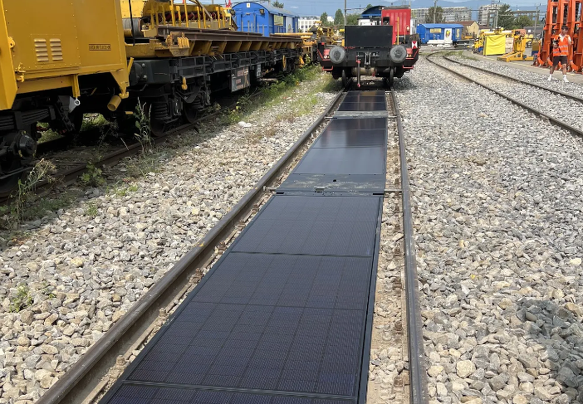 Solarpanels auf zugstrecke