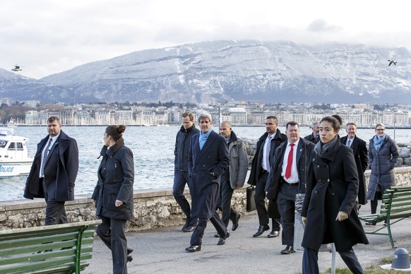 US-Aussenmister John Kerry (4-L) geht mit seinen Bodyguards dem Ufer des Genfersees entlang.
