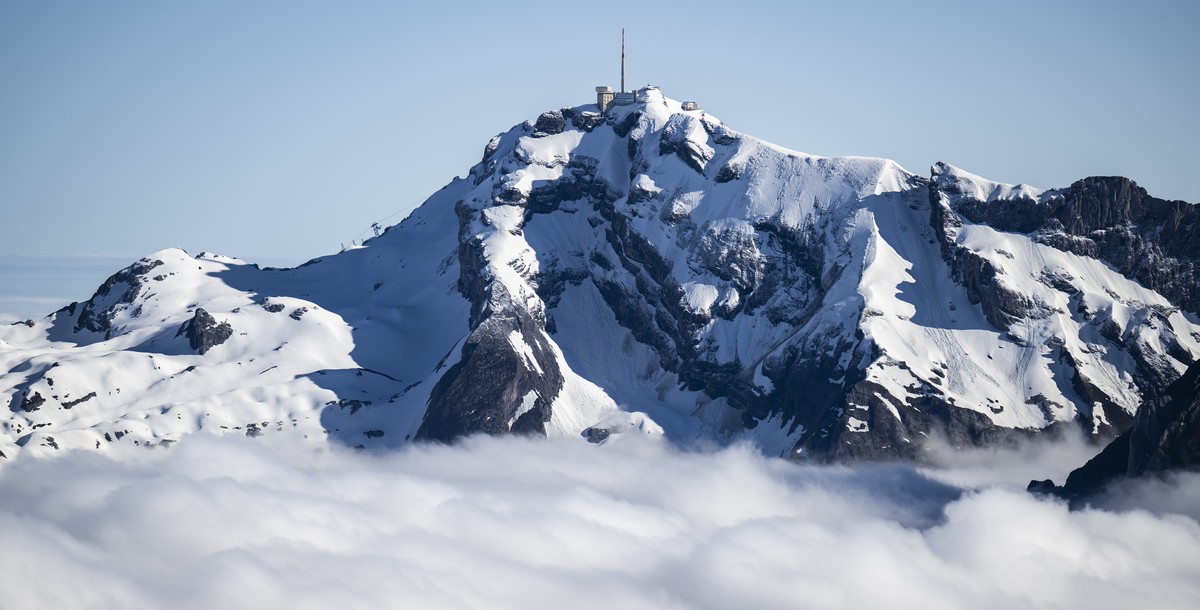 Blick auf den Saentis, am Donnerstag, 9. Mai 2024, auf dem Chaeserrugg in Unterwasser. Auf dem Gipfel kann wegen grosser Schneemengen ueber das verlaengerte Wochenende Wintersport betrieben werden. (K ...