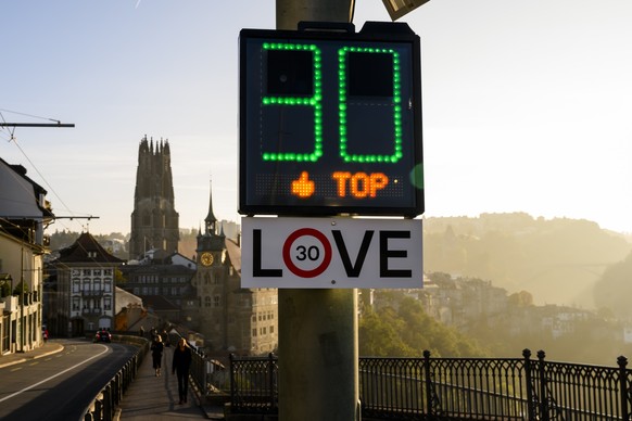 Des voitures circulent devant un radar mesurant la vitesse sur la Route des Alpes a 30km/h le lundi 2 octobre 2023 a Fribourg. Pour lutter contre le bruit routier, la Ville de Fribourg prend des mesur ...