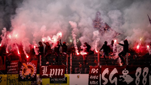Servette Fans zuenden Pyro waehrend des Halbfinals des Schweizer Fussball Cups zwischen dem FC Winterthur und Servette FC am Sonntag, 28. April 2024, auf der Schuetzenwiese in Winterthur. (KEYSTONE)