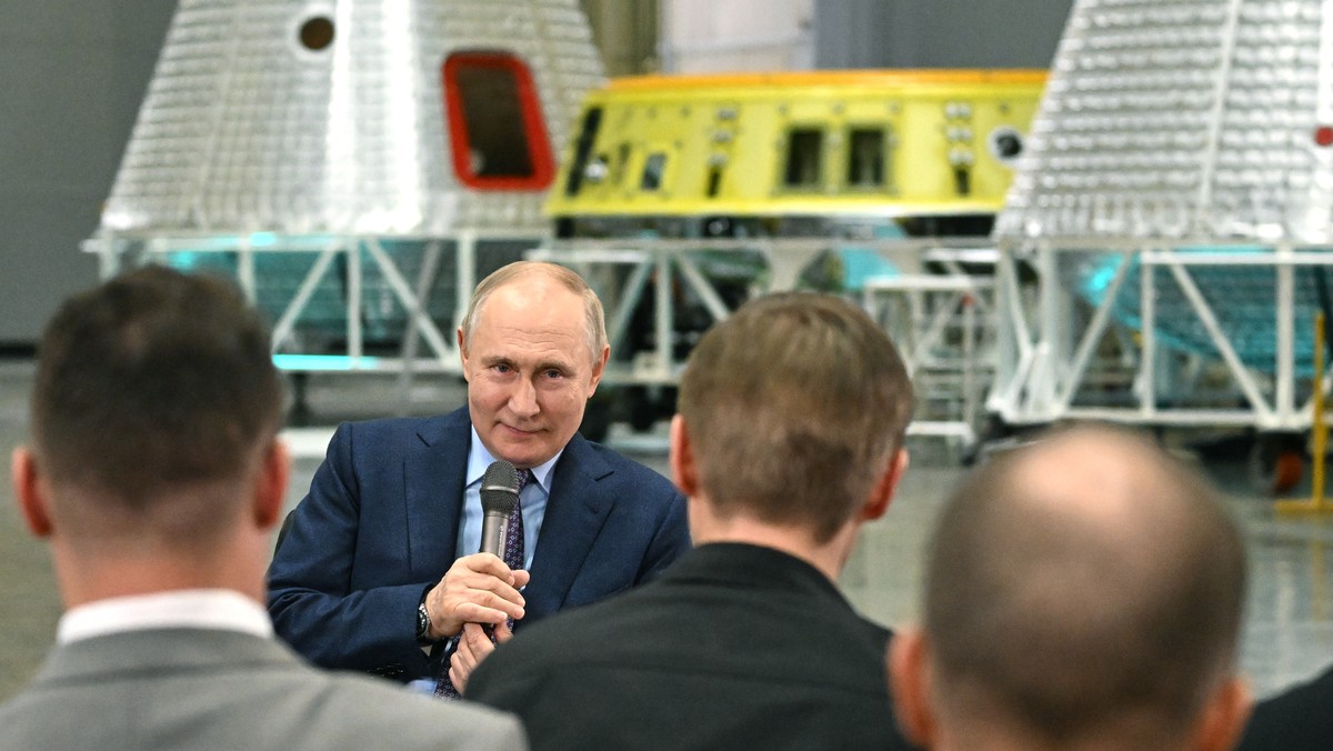 epa10941237 Russian President Vladimir Putin (C) talks with young scientists during a visit to the Rocket and Space Corporation (RSC) Energia in Korolyov, outside Moscow, Russia, 26 October 2023. The  ...