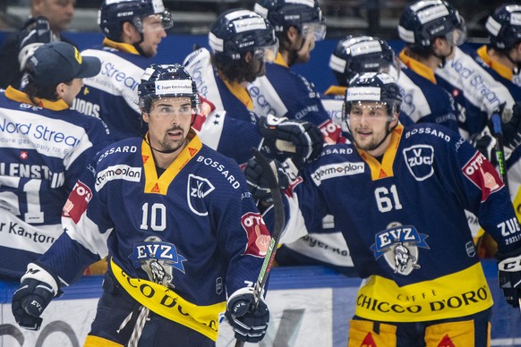 Zugs Jerome Bachofner jubelt nach seinem 1:1 Tor im Eishockeyspiel der National League zwischen den EV Zug und Fribourg-Gotteron am Samstag, 18. September 2021, in der Bossard Arena in Zug. (KEYSTONE/ ...