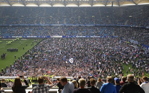 epa05977074 Hamburg fans celebrate on the pitch after the German Bundesliga soccer match between Hamburg SV and VfL Wolfsburg in Hamburg, Germany, 20 May 2017. EPA/CLEMENS BILAN (EMBARGO CONDITIONS -  ...