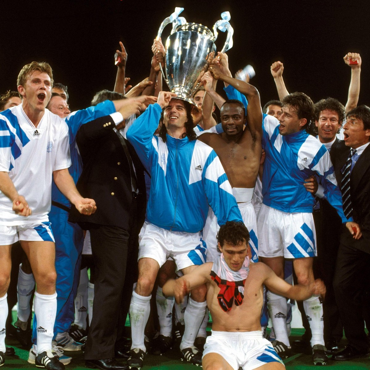 Bildnummer: 00844238 Datum: 26.05.1993 Copyright: imago/Kicker/Liedel
Eric de Meco balanciert den Champions-League-Pokal auf dem Kopf, daneben jubeln Franck Sauzee (vorn li.), Jean-Jacques Eydelie (si ...