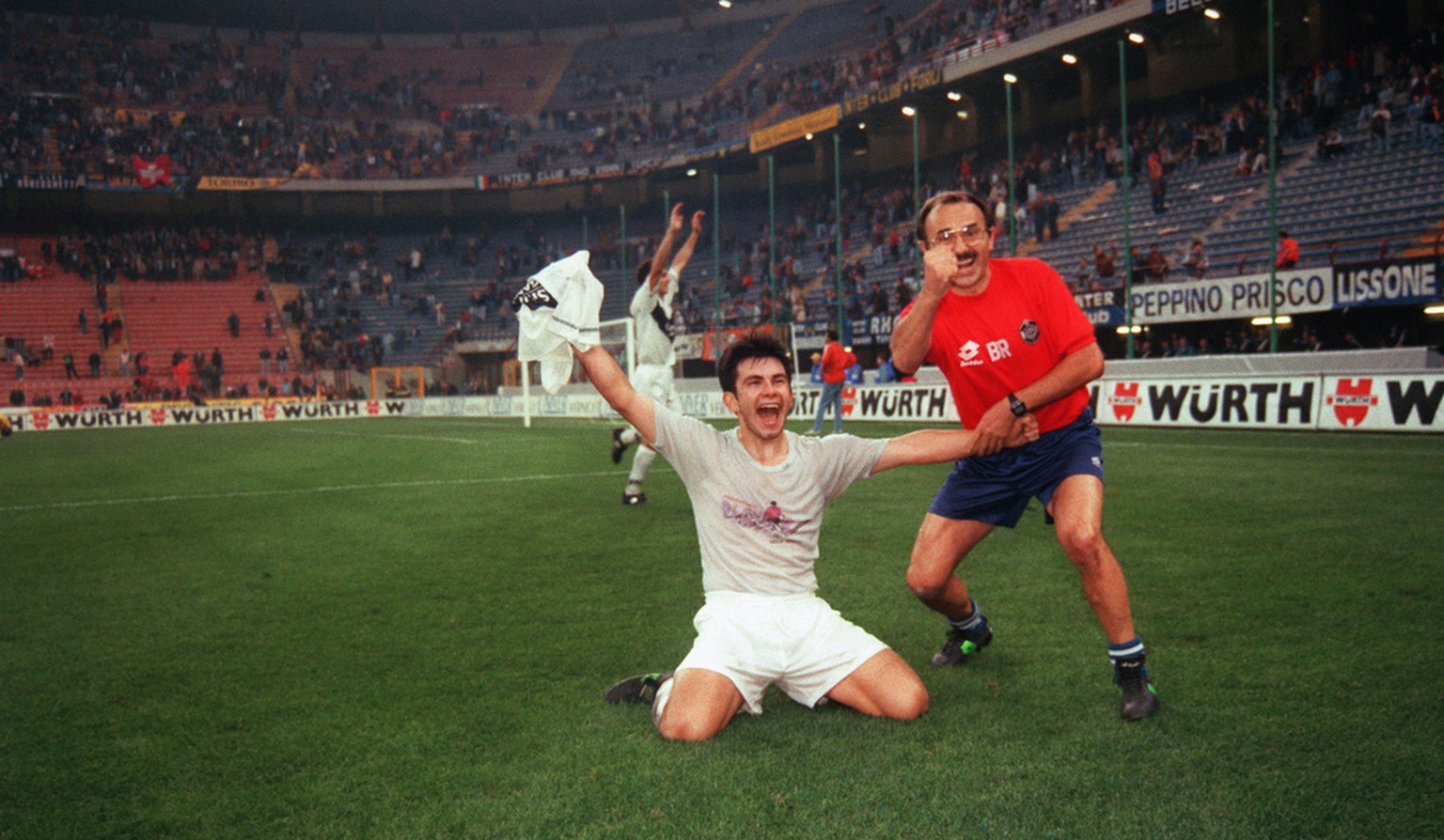 Edi Carrasco, links, und Massimo Renzo Barbienato, rechts, vom FC Lugano jubeln ueber ihren 1-0 Sieg gegen Inter Mailand im UEFA-Cupspiel am 26. September 1995 in Mailand. (KEYSTONE/Str) : FILM]