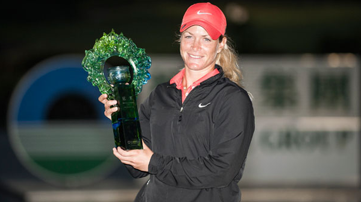Dieses Exemplar gibt's in jeder Stadt zufälligerweise an jedem Flohmarkt zu kaufen. Die 70er lassen grüssen. Offensichtlich auch in Asien erhältlich. Pokal: LPGA Taiwan Championship.&nbsp;