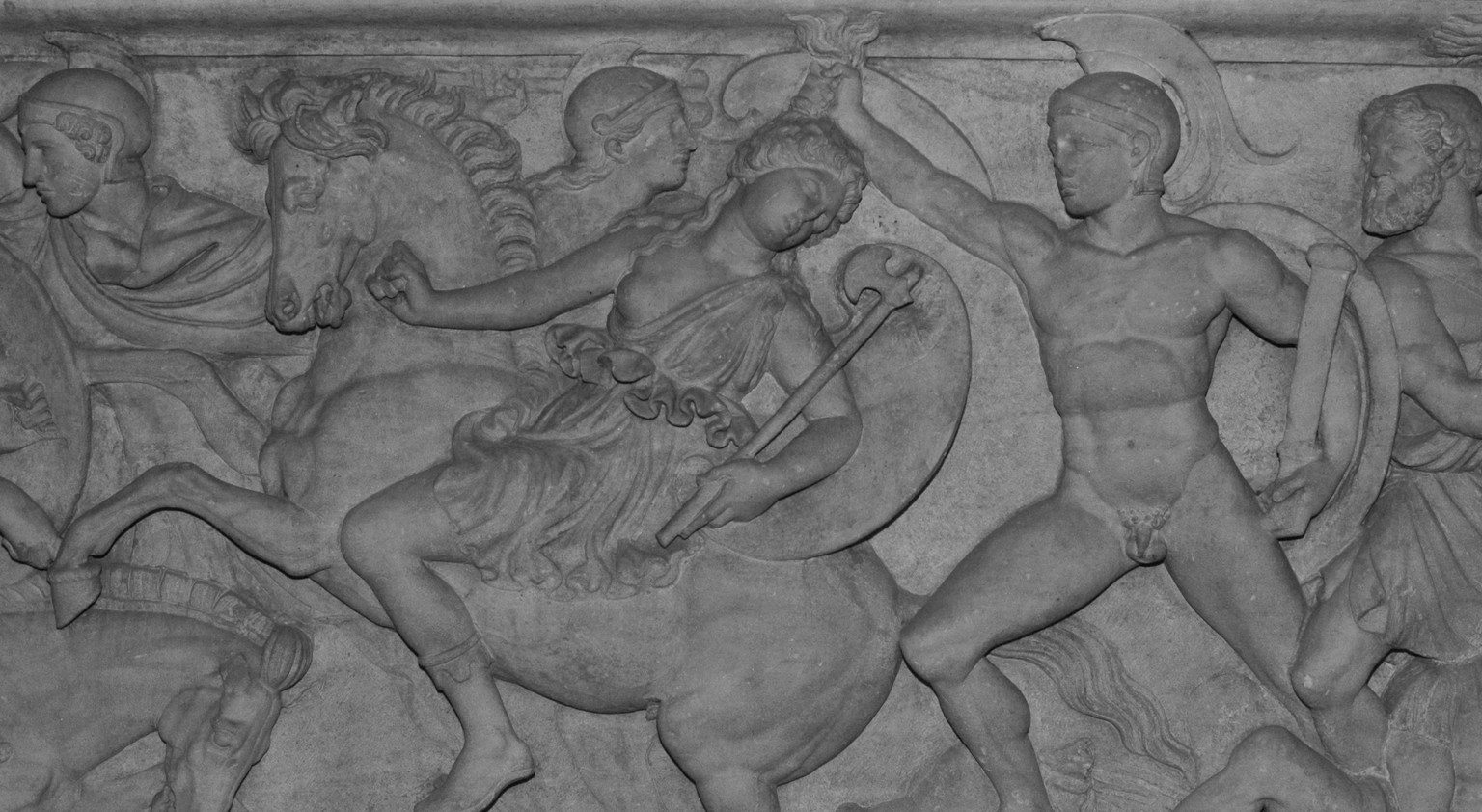 Kampf zwischen Griechen und Amazonen; Relief auf einem Sarkophag aus Thessaloniki, 2. Jh. n. Chr.